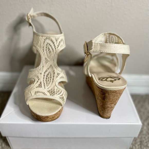 Cream lace wedge heels - Picture 5 of 5